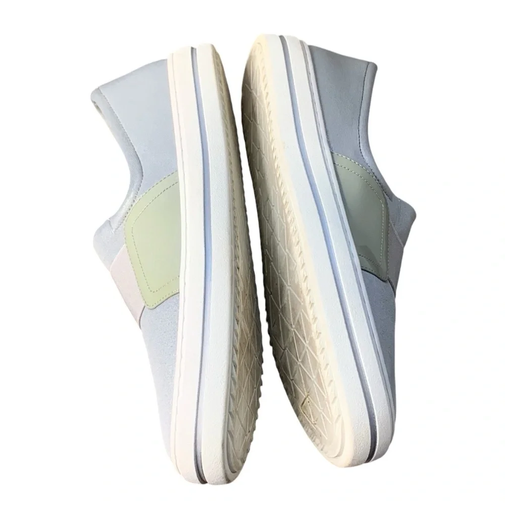 Van Eli Sport metallic silver‎ sneaker. EUC Size 8N
